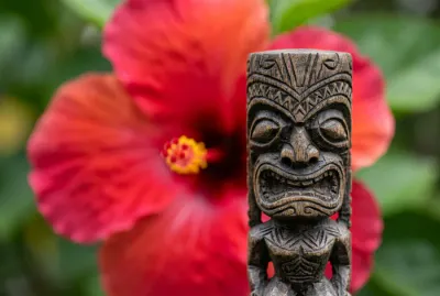 Gros plan minimaliste d'une sculpture tiki traditionnelle aux îles Marquises