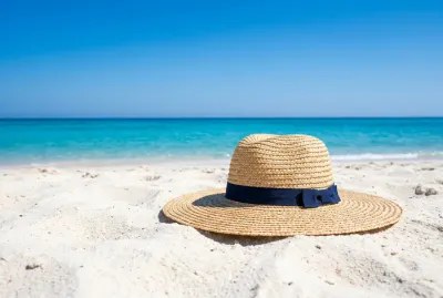 Chapeau de paille sur le sable à Hurghada