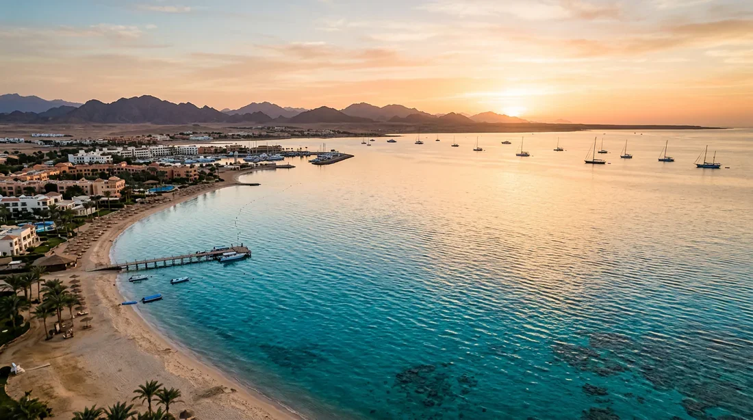 Paysage ensoleillé de la côte d'Hurghada en janvier avec une mer turquoise